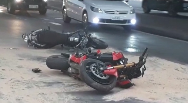 Acidente entre motos causa congestionamento na Miguel Sutil; policial  uma das vtimas