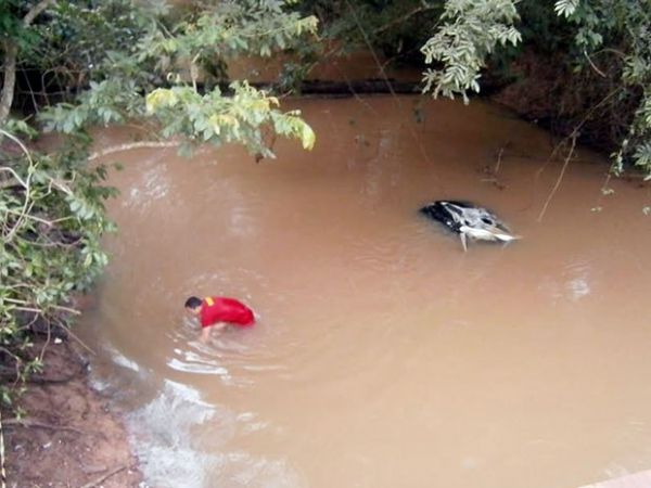 Quatro pessoas morrem afogadas aps carro cair em rio