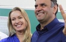 Acio Neves vota em Belo Horizonte ao lado da esposa e aliados