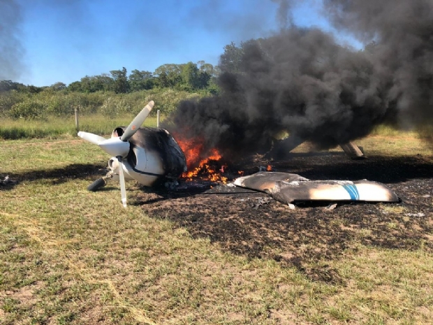 Avio incendiado aps interceptao da FAB
