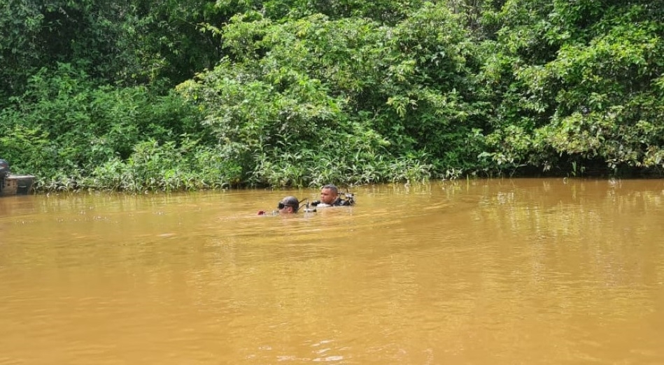 Bombeiros fazem buscas por jovem que caiu em rio durante pescaria com amigos
