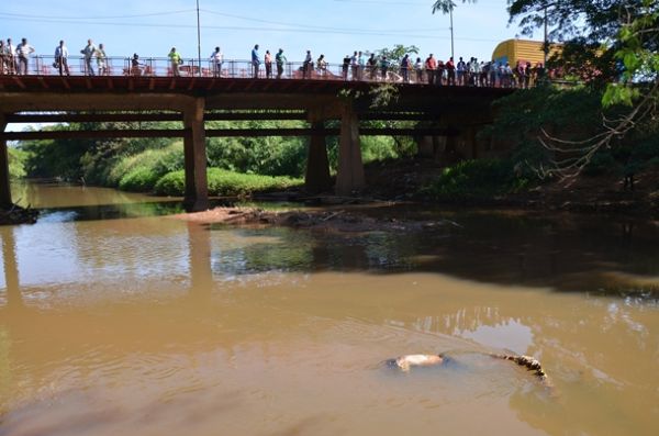 Corpo de homem afogado chamou ateno da populao que atravessa ponte sobre o rio Arareau