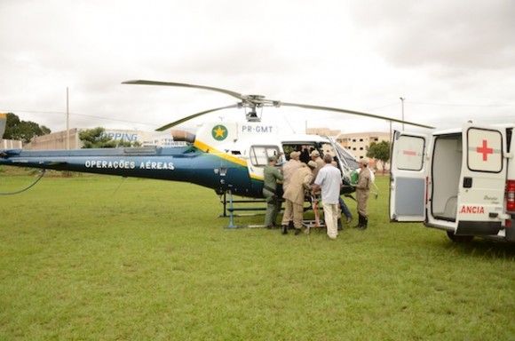 Policiais capotam viatura e  so levados de helicptero para hospital