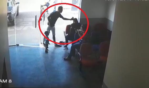 Homem  preso aps agredir ex-esposa no interior de delegacia; veja vdeo