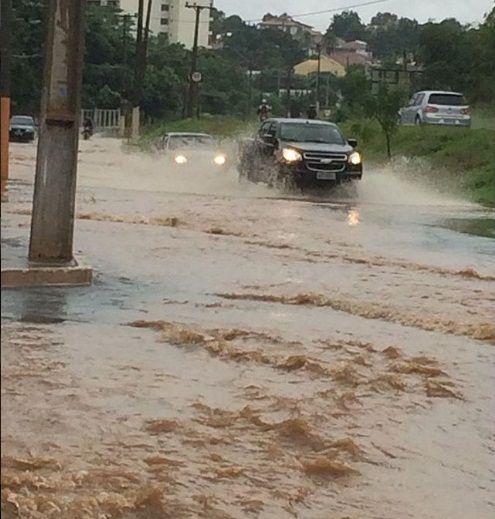 Chuva deixa avenidas submersas e previso alerta para tempestades nas prximas horas