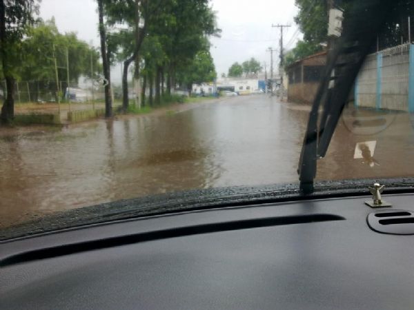 Chuva causa transtornos, alaga ruas e atrapalha cidados (confira fotos)