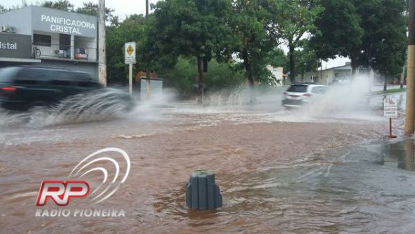 Tangar da Serra registra alagamentos com chuvas; pode chover no final de semana