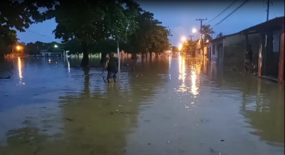 Ruas de bairro em VG ficam alagadas aps noite de chuva e barco  utilizado para ajudar moradores; veja fotos e vdeos