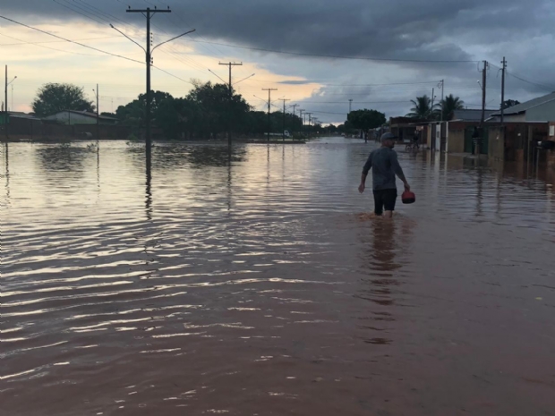 Chuva de apenas 30 minutos alaga bairro em Campo Novo do Parecis