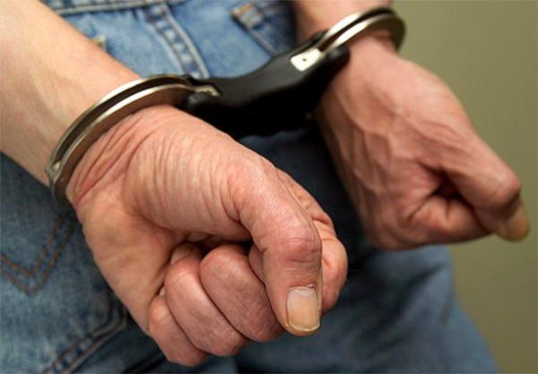 Homem acusado de estupro  preso mostrando rgo genital a mulher