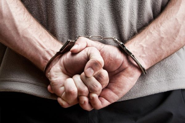 Homem  preso por porte ilegal de revlver 38 no bairro do Porto