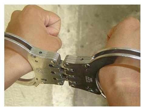 Homem  preso em flagrante por conviver com menina de 12 anos com aprovao da me