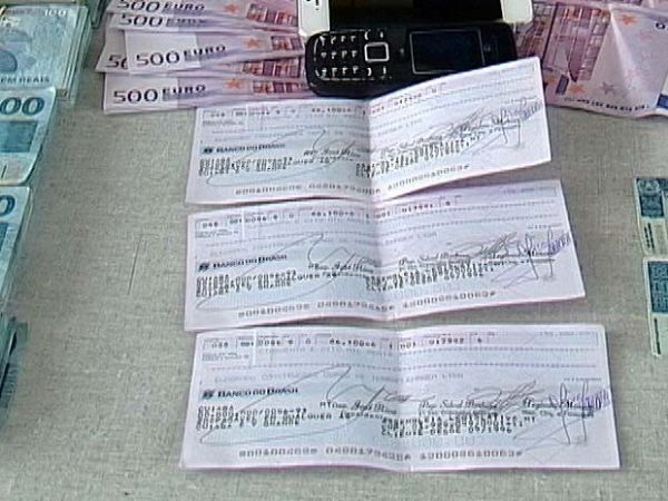 Homem  preso com cheques da Assembleia Legislativa de Mato Grosso assinados por Riva e Silval