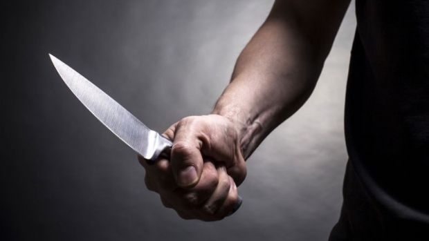 Homem esfaqueia enteado e ameaça matar esposa em Cuiabá