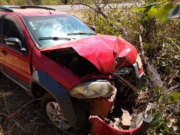 Dupla sertaneja de Mato Grosso fica ferida aps carro sair da pista e bater em rvore