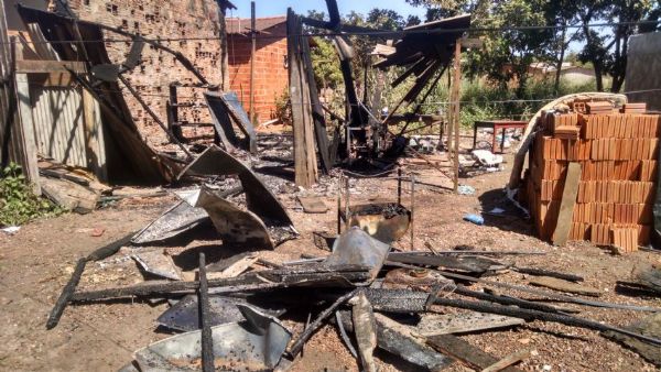 Corpos de crianas que morreram carbonizadas em incndio ainda no foram liberados