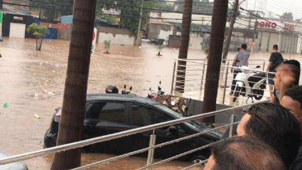 Chuva de 33,8 mm em apenas uma hora transformou Prainha em rio; prefeitura fez manuteno
