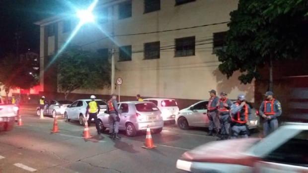 Polcia prende 15 motoristas embriagados em blitz da Lei Seca no centro da capital
