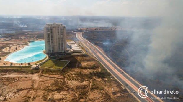 Focos secundrios colocaram fbrica da Ambev e condomnios em risco durante incndio na regio do Brasil Beach