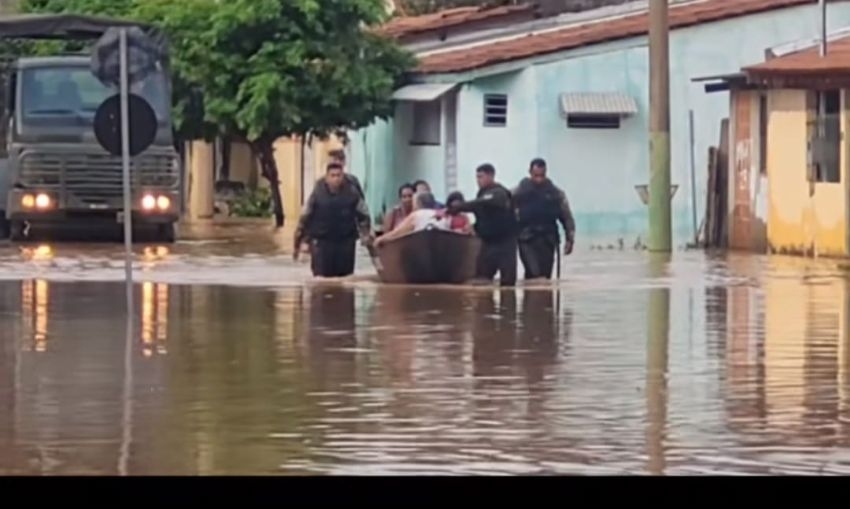 Após enchentes, famílias continuam desabrigadas em Cáceres e donativos devem chegar à cidade
