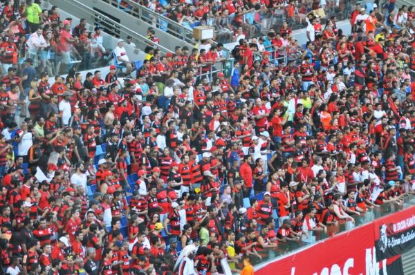 Confira fotos  da festa da torcida na partida entre Vasco e Flamengo na Arena Pantanal