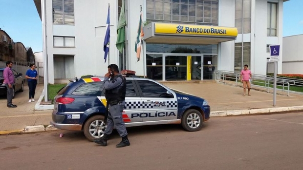 Polcia procura por assaltantes que arrombaram cofre de agncia do Banco do Brasil