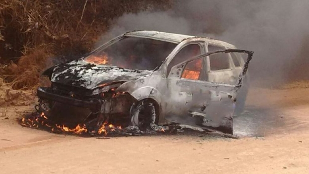 Carro pega fogo e fica completamente destrudo em rodovia estadual