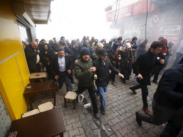 Jornal de oposio turco sob tutela judicial publica elogios ao governo