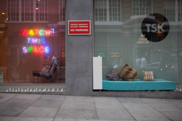 Contra grades antimendigo, ativistas instalam camas em caladas de Londres