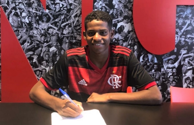 Revelado pela Escolinha do Profeta, atacante cuiabano assina contrato com o sub-15 do Flamengo