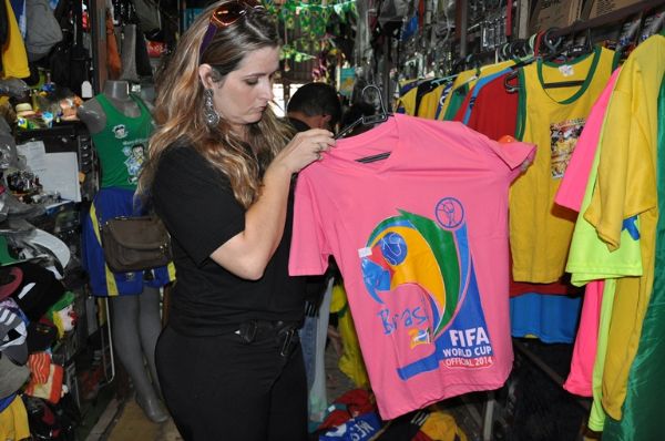 Quase 1 mil produtos irregulares so apreendidos com marcas da Copa do Mundo