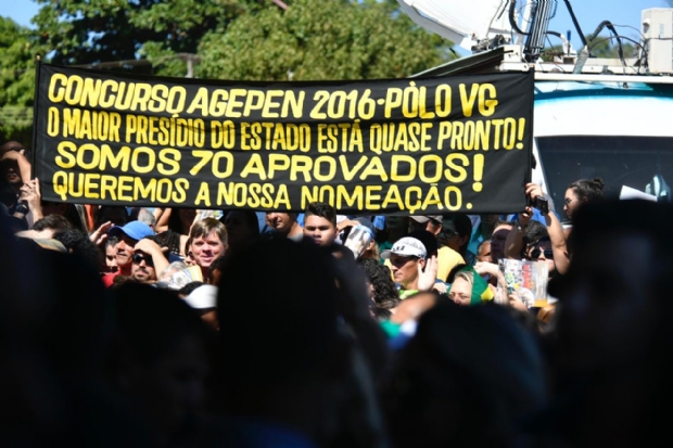 Durante evento com Bolsonaro, grupo ultrapassa cordo de isolamento e cobra nomeaes de Mauro Mendes