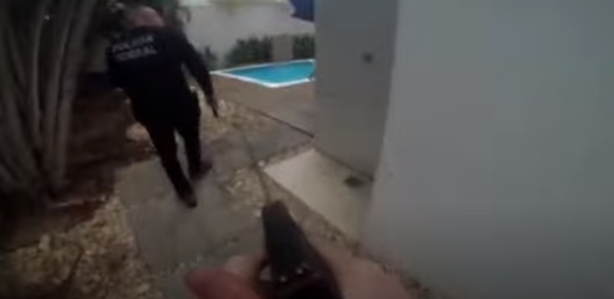  Vídeo mostra agentes da PF invadindo casa de empresário no Alphaville durante Operação Jumbo