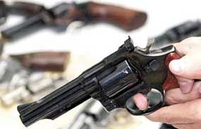 Dupla suspeita de praticar assaltos  presa por porte ilegal de arma