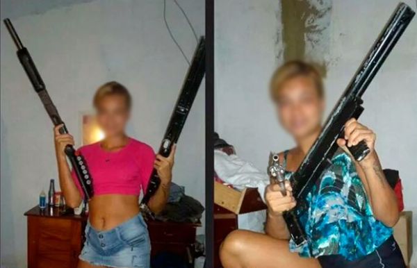 Em uma das fotos a jovem aparece ostentando duas escopetas semelhantes s que foram apreendidas em So Jos de Mipibu