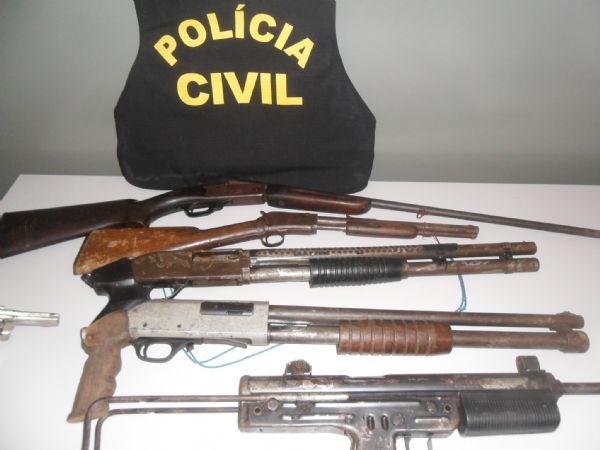 Polcia Judiciria Civil desarticula quadrilha e apreende dinheiro e armamentos