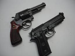 Dupla de bandidos roubam armas de seguranas da Univag