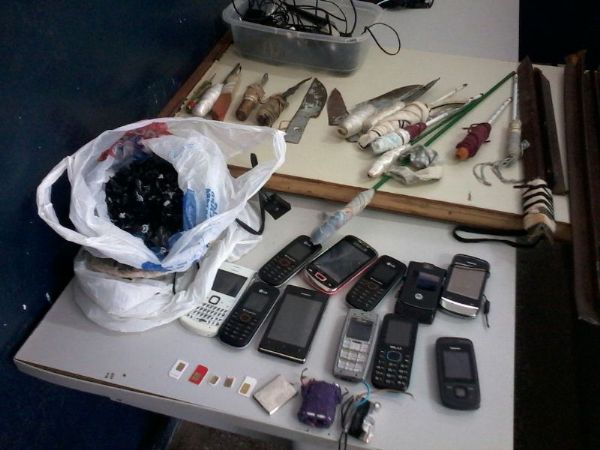 Onze celulares e drogas so apreendidas no 'Carumb' em ala com 180 presos