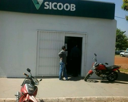 Bandidos fazem arrasto e levam R$ 15 mil do Sicoob; vereador est entre vtimas