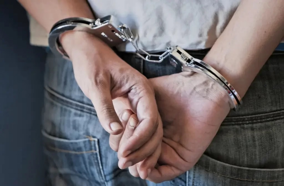 Homem de 55 anos  preso por assediar jovem de 18 e oferecer dinheiro
