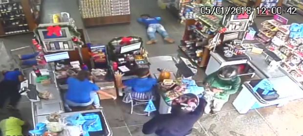 Assaltantes so flagrados roubando supermercado em Chapada dos Guimares;  veja vdeos 