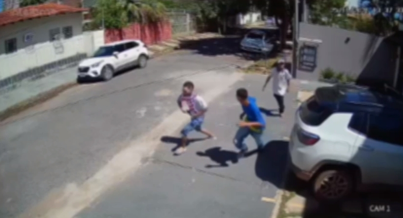 Adolescentes tentam roubar Jeep em região nobre de Cuiabá e fogem depois de vítima reagir;  veja vídeo