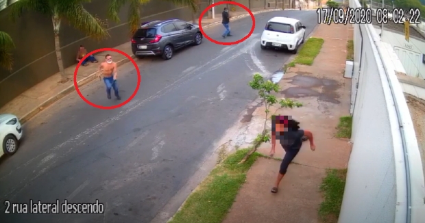 Cmera flagra mulher sendo agredida e bandido correndo atrs de criana durante roubo de carro;  assista 