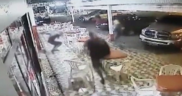 Policial  paisana reage a assalto em churrascaria e pe assaltantes pra correr; veja vdeo