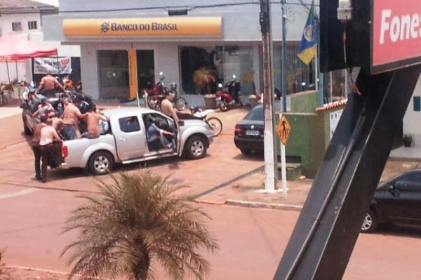 Bandidos baleados por PM morrem no hospital e polcia encontra R$ 1 milho em carro utilizado para fuga