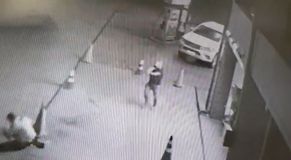 Vdeo mostra homem sendo executado a tiros por empresrio em posto de gasolina