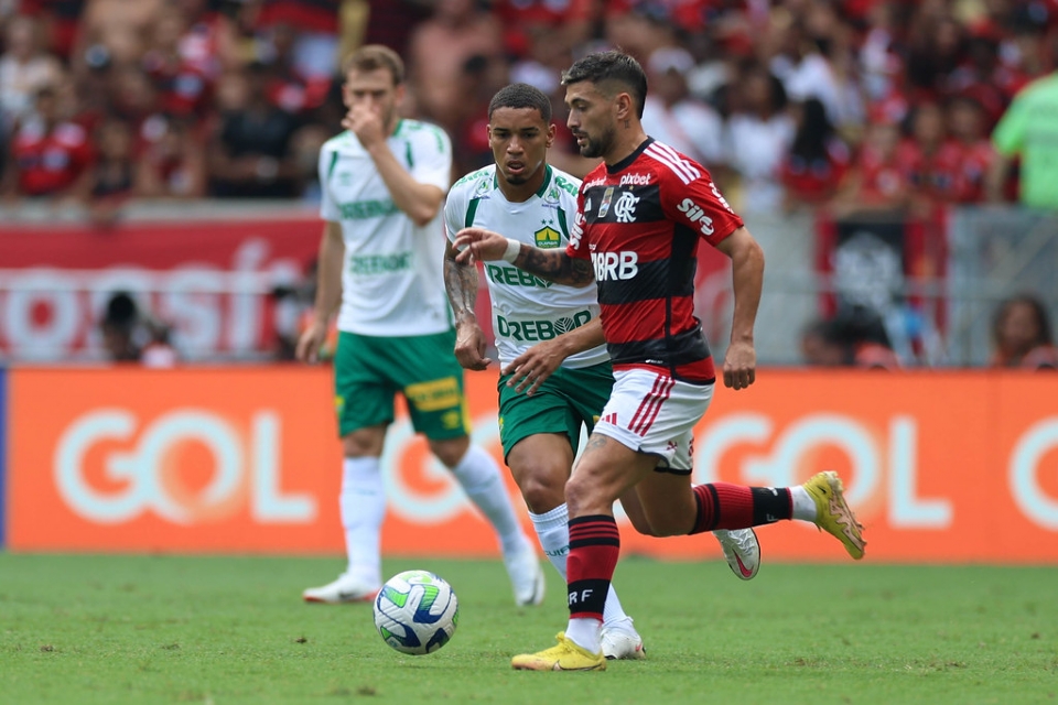 Flamengo comea frentico e abre 2 no primeiro tempo; Clayson diminui aps anlise do VAR