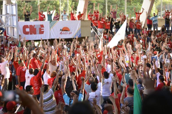 Sintep protesta na Seduc e delibera por manuteno de greve; 400 mil sem aulas
