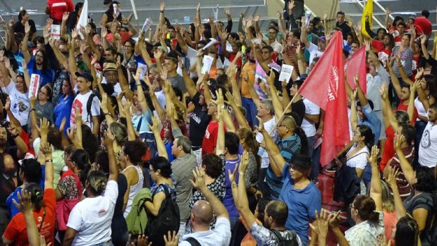 Trabalhadores da Educao aprovam indicativo de greve e exigem concurso pblico
