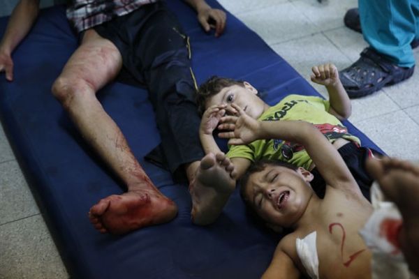 Crianas e homem ferido so vistos aps ataque a escola da ONU em Beit Hanoun, no norte da Faixa de Gaza, nesta quinta-feira (24)